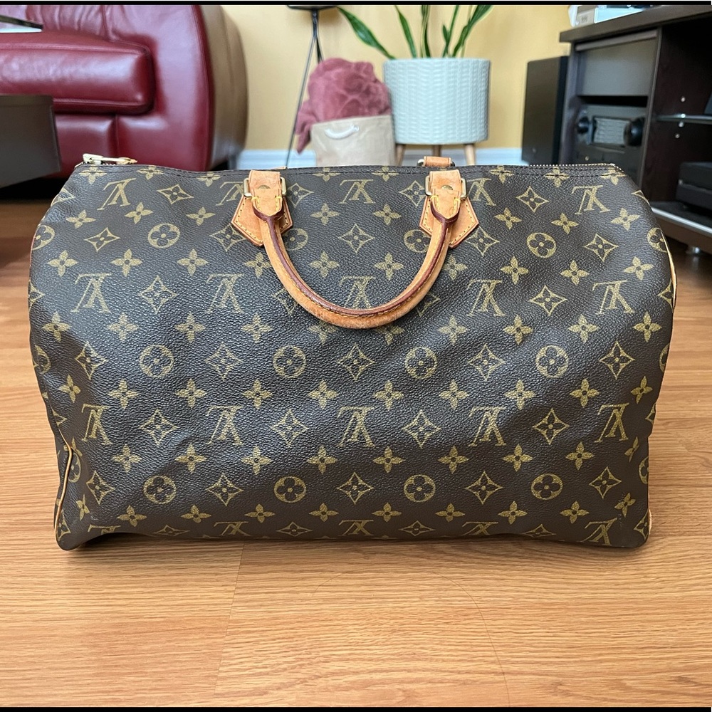Authentic Louis Vuitton Speedy 40 in Monogram with generic twilly